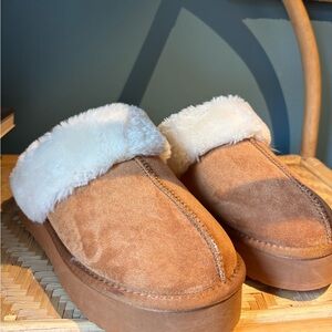 SODA‎ Cozy Tan Slippers with White Fur Lining